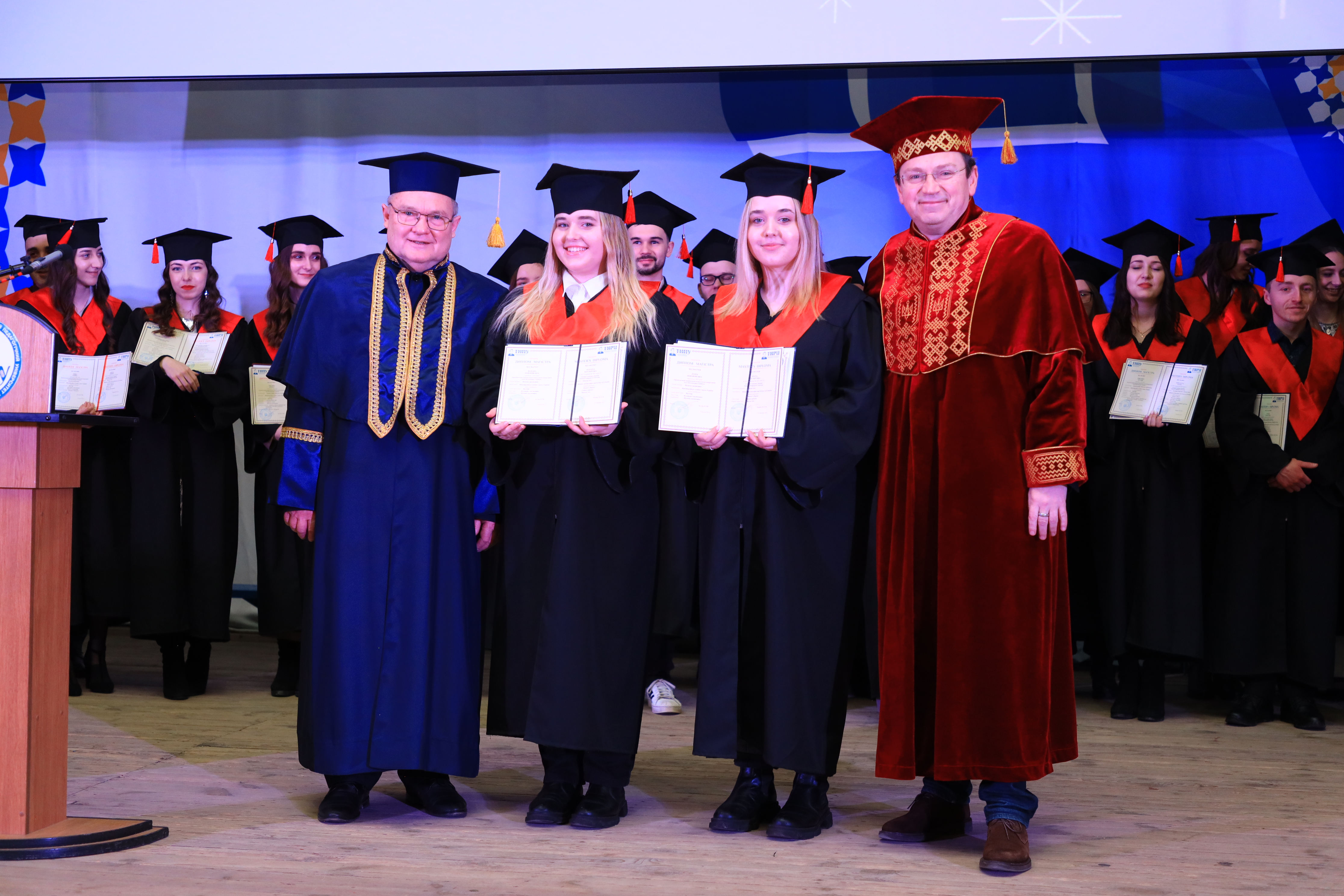 На фото Зіновій Стельмащук, сестри-випускниці та Богдан Буяк